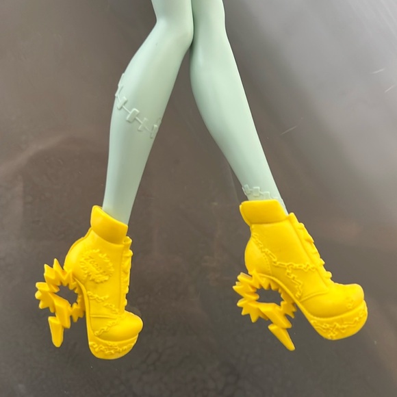 ⚡️2015 Frankie Stein from Monster High with Blue ZAAAP POW Dress & Yellow Shoes - Picture 8 of 17